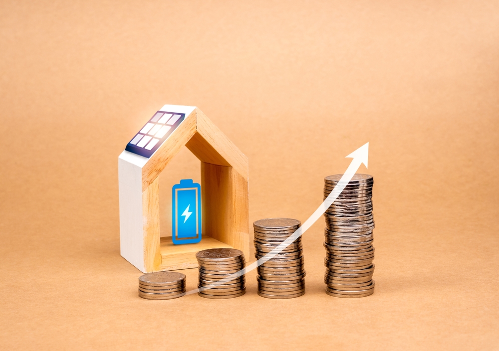 een houtenmodule om energie te besparen met een thuisbatterij en een pijl met stapeltjes geld om je energiebesparing te tonen.